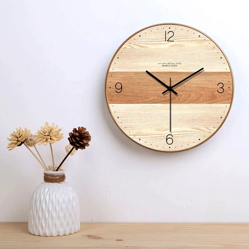 Preprosta lesena stenska ura