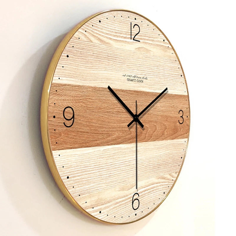 Semplice orologio da parete in legno